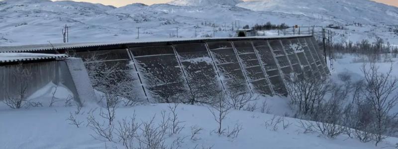 Snögaller  skyddar järnvägen under vintern så att inte spåret blockeras av snö och laviner. Foto: Trafikverket