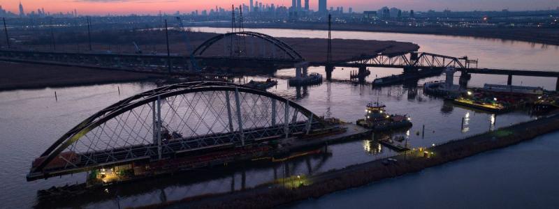 Tre nya brosektioner ska så småningom ersätta den över hundra år gamla Portal Bridge, en viktig förbindelse mellan Newark i New Jersey och New York. Foto: Mammoet