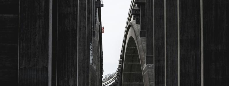 Tranebergsbron förbinder stadsdelarna Kungsholmen och Traneberg i Bromma. Foto: Marten Bjork/Unsplash