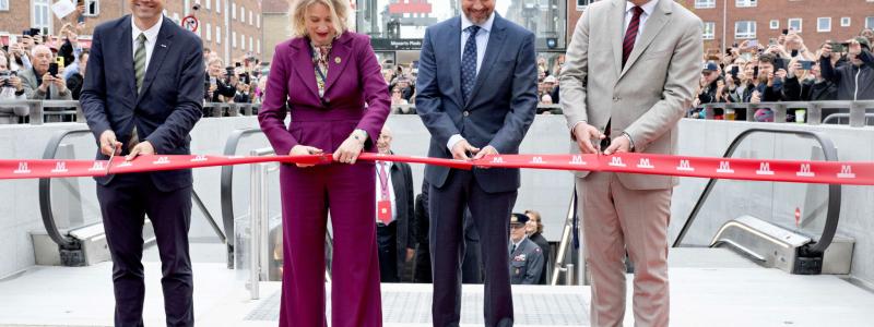 De nya stationerna invigdes av HM Kungen (danska kungen, andra från höger) under en ceremoni på Mozart Plads. Ungefär 6 000 människor samlades för att bevittna den högtidliga öppningen.
