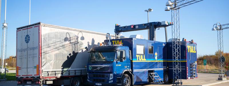 Mobil scanner röntgar ett lastbilssläp. Fotograf: Mette Ottosson/Tullverket