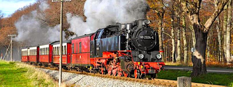 "Molli" färdas längs en historisk smalspårsbana i Mecklenburg-Vorpommern. Tåget trafikerar sedan 1886 sträckan mellan Bad Doberan, Heiligendamm och Kühlungsborn. Banan, som är en av Tysklands äldsta smalspårsbanor, har blivit en populär turistattraktion då den fortfarande drivs med klassiska ånglok. Ångtågen kör genom stadens gator i Bad Doberan innan de fortsätter genom natursköna landskap mot kusten. Foto: MBB
