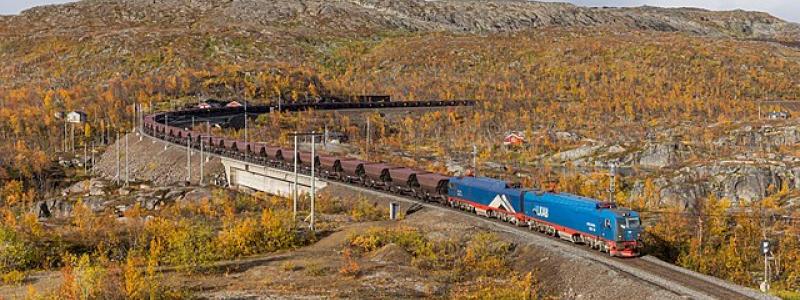 130 och 114 drar ett lastat malmtåg till Narvik. På bilden mellan Søsterbekk och Norddalen, Norge. Foto: malmbanan Norge Wikimedia Commons