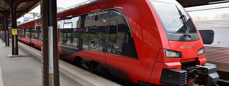 MTR-Express- tåg byggt av Stadler, som bär namnet FLIRT X74 och har klassenhet nr. 74005, mer känd som Trainy McTrainface, väntar här på Göteborgs centralstation efter att ha anlänt från Stockholm. Foto: Wikipedia Common Lic, kredit: Bahnfrend-CC BY-SA 4.0