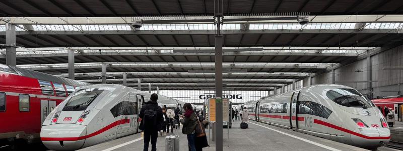Två ICE-tåg på stationen i München. Foto: Wikipedia Common. Kredit: Håkan Dahlström -