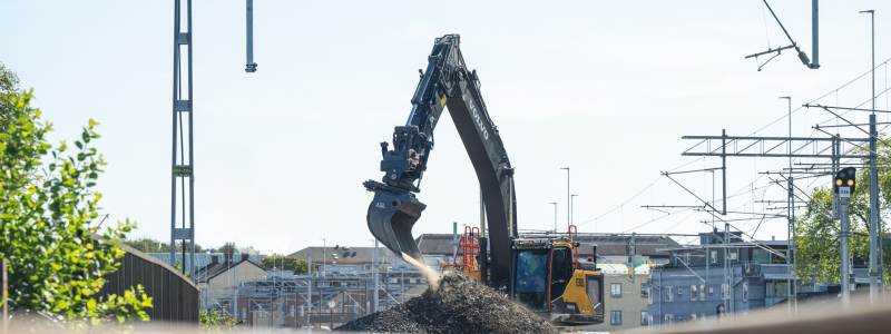 Uppdraget gäller entreprenaderna Trelleborgsbanan, Lommabanan, etapp 2 samt nyligen också entreprenaden Oxie där hållplatsen ska byggas om till en enspårsdriftplats som bland annat möjliggör för tågen att vända där.Foto: In frakraft