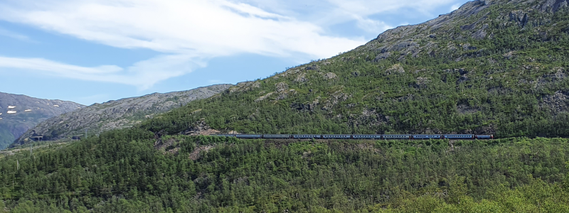Nattåget Stockholm–Narvik vid Rombak. Foto: Kolbkorr - Own work, CC BY-SA 4.0, https://commons.wikimedia.org/w/index.php?curid=119911642/Wikimedia Commons