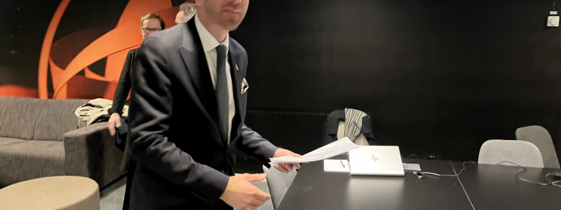 På språng. Andreas Carlsson hade ett späckat schema på transportbranschens stora konferens Transportforum i Linköping, men Nordisk Infrastruktur lyckade få en kort intervju med infrastrukturministern. Foto: Anders Carlsson
