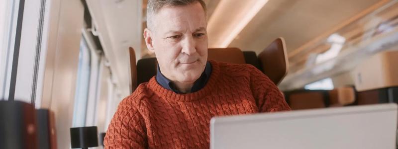 Förbättringar av tågtrafikens datatäckning och nätverkskommunikation är en samlad ansträngning som kräver engagemang från flera håll. VR:s ledningsråd uppmanar till fortsatt och fördjupat samarbete för att utveckla och förbättra infrastrukturen längs spåren, vilket i sin tur kommer att höja standarden på tågresandet i Finland. Foto: VR