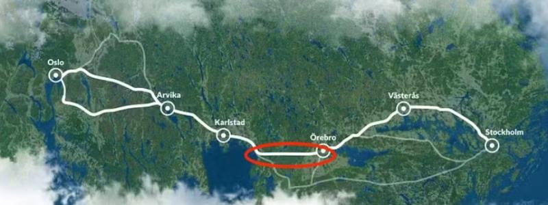 Sträckan mellan Örebro och Kristinehamn på den planerade nya järnvägen benämns Nobelbanan och är markerad i rött. Väster om Arvika mot Oslo finns två alternativa förslag till sträckning. Bild: Oslo-Sthlm 2.55