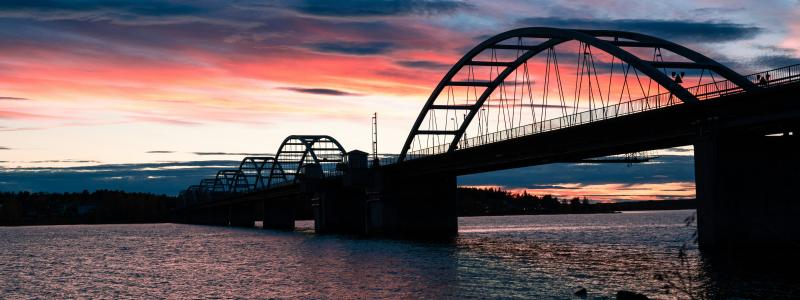 Den östliga dragningen lyfts fram som ett alternativ som skulle stärka integrationen mellan olika transportslag och främja en mer effektiv regional utveckling. Älvbro i Luleå. Foto: Casper van Battum/Unsplash