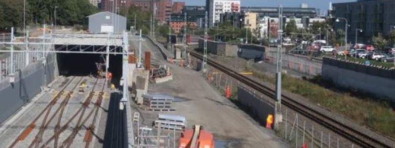 Tunneln, tillsammans med bullerskärmar på stödmurar, hjälper till att dämpa trafikbullret. Foto: Trafikverket
