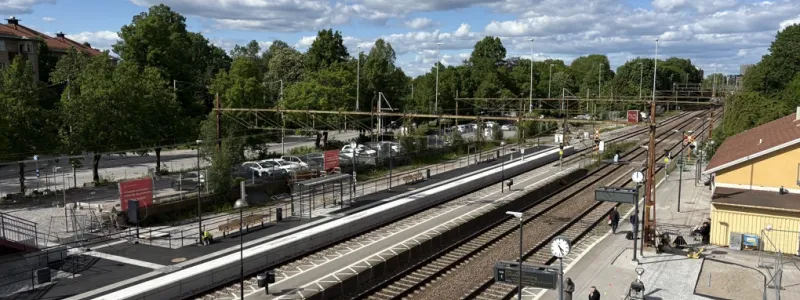 Ny plattform på västra sidan om spåren. Persontågen stannar nu på spår 1 (på östra sidan om järnvägen) och spår 30 (på västra sidan om järnvägen), medan godstågen fortsatt går på spår 2 (mittenspåret) och spår 1 (det östra spåret). Foto: Trafikverket