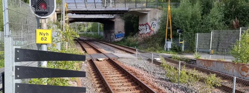 Trafikverket planerar åtgärder vid Nynäsgårds station för att förbättra säkerheten längs Nynäsbanan. Bakgrunden är återkommande problem med personer som tar sig över spåren trots nedfällda bommar. Foto: Trafikverket