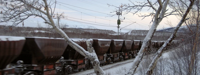 Sensorerna som monteras mäter rörelserna i både marken och i snölagret och skickar, i realtid, en signal till Trafikverket. Bild: Trafikverket