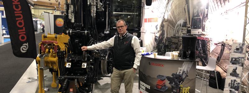 Johan Schedin, key-account manager på Hudiksvallsbaserade Oilquick, visade företagets fullautomatiska snabbfästessystem på järnvägsmässan Elmia Nordic Rail.