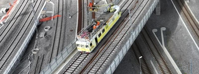 Dragstänger är stag som hjälper till att hålla kontakttråden stabil och sträckt över spåret, vilket förhindrar att tråden svajar på grund av vind eller tågens rörelse.
Utliggare är horisontella armar monterade på själva stolpen som håller kontakttråden på rätt höjd och avstånd från spåret. Foto: Trafikverket