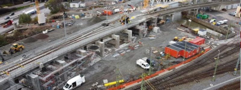 Det råder full aktivitet i Olskroken planskildhet med förberedelser för godsspåret som ska kopplas in i början av december. Foto: Trafikverket