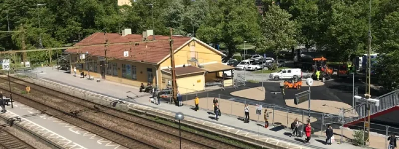 För att öka säkerheten vid Örebro Södra ska en ny plattform byggas på västra sidan av spåren. I samband med det kommer mittplattformen att rivas och plattformsövergången att stängas. Foto: Trafikverket