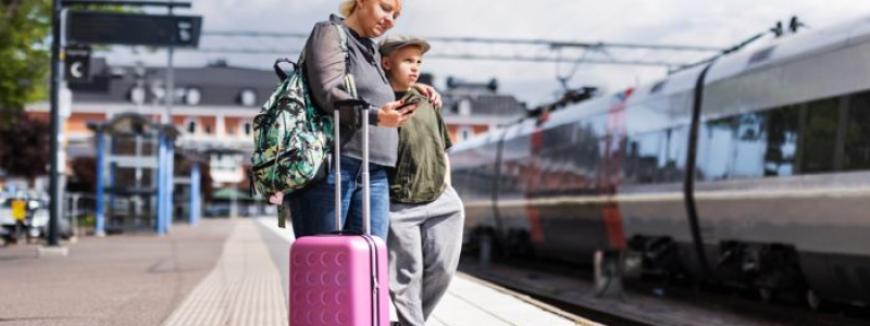Familj med resväska väntar på tåg Fotograf/Källa: Öresundståg/Apelöga