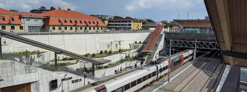 Öresundståg mot Köpenhamn vid Varbergs nya station den 14 juli 2025. Bilden är tagen före VR:s övertagande. Foto: Ragdoll4467/Wikimedia Commons/https://commons.wikimedia.org/wiki/File:%C3%96resundst%C3%A5g_Varberg_14-7-2025.jpg