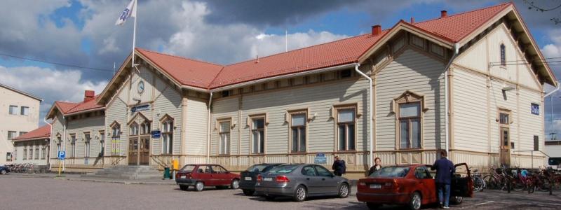 Järnvägsstationen i Uleåborg byggdes 1886 när Österbottniska järnvägen nådde staden. Järnvägen från söder till Uleåborg elektrifierades 1983 med hjälp av kontaktledningar på 25 kV. Elektrifieringen norrut från Uleåborg till Rovaniemi blev inte klar förrän 2004. År 2006 elektrifierades även järnvägen från Uleåborg till Idensalmi. De snabbaste tågen från Uleåborg till Helsingfors trafikeras av VR:s Pendolino-tåg. Foto: Wikipedia Common, kredit: TeVe