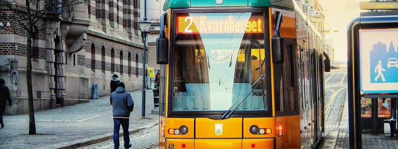 Spårvagn på linje 2 rullar genom Norrköping. Foto: malin strandvall/Unsplash