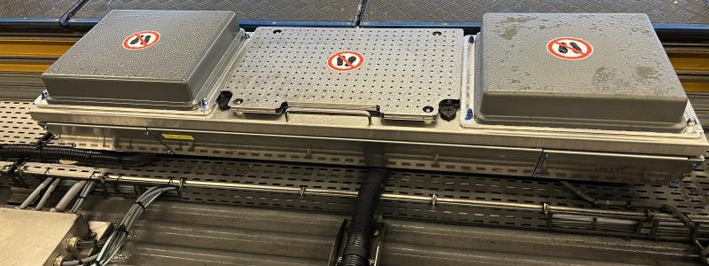 Installation av OxBox på tak till regionaltåg i Sverige. Denna OxBox är bestyckad med en kommunkationsgateway inkl. 2x 5G-modul och 1x 4G-modul för 450 MHz samt totalt 11x antennelement (varav 2 inte syns i bild). Foto: Anton Törnblom
