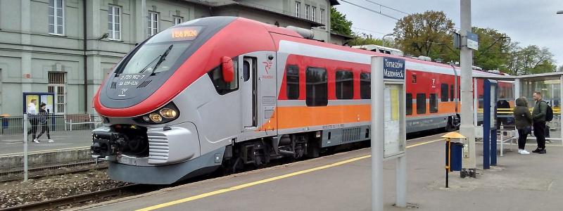 PolRegio tåg av typ EMU anländer till Opoczno på perrongen för stationen Tomaszów Mazowiecki. Foto: Wikipedia Common, Kredit: Warszawska róg Szerokiej w Tomaszowie Mazowieckim w województwie łódzkim, PL, EU. CC0
