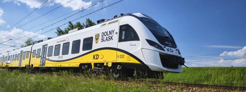 Det totala värdet på ordern är nästan 438 miljoner polska zloty, vilket motsvarar cirka 103 miljoner euro. Varje tåg kostar ungefär fyrtiofyra miljoner zloty, där majoriteten av summan täcker själva fordonet medan resterande belopp går till ett sexårigt underhållsavtal. Foto: Koleje Dolnośląskie