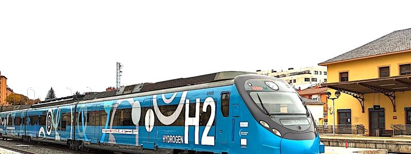 Syftet med de nya testerna är att utvärdera tågets prestanda och simulera kommersiella tjänster. Tåget kombinerar effektiviteten hos bränsleceller med batterilagring och kan köras på elektrifierade avsnitt, vilket ger en effektivare energianvändning och större självständighet.
Foto: ADIF