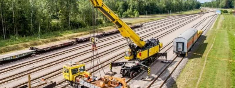 Projektets betydelse för militären är också tydlig, där sextiosju procent av de svarande anser att Rail Baltica är avgörande för Nato-operationer. Detta stöd är särskilt starkt i Litauen, där sjuttioåtta procent instämmer, medan Lettland och Estland uppvisar liknande nivåer med sextiotvå respektive sextio procent. Fotto: LRT