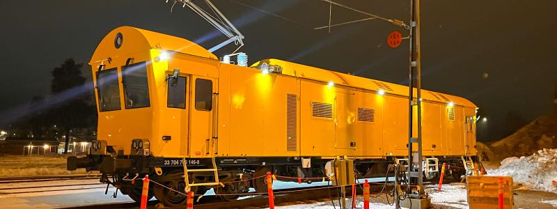 Maskinen har både arbets- och laddningskapacitet via kontaktledningssystemet. Foto: Railcare