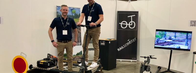 Enzio Puronranta och Tobias Karlsson presenterade sin egenutvecklade produkt ”Railscooter” på järnvägsmässan Elmia Nordic Rail.
