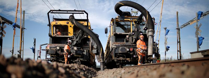Railvac är en dieseldriven vakuummaskin som används för exempelvis kabelhantering och ballastarbete. Foto: Railcare