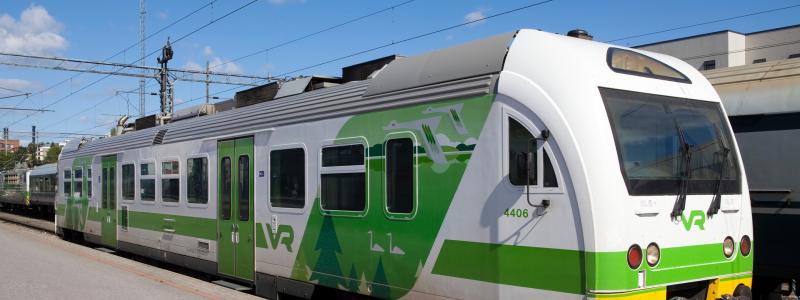 Rälsbussar är dieseldrivna tåg som är utformade för att användas på järnvägssträckor som saknar elektrifiering och där elektriska motorvagnar inte kan trafikera. Dessa rälsbussar har tillverkats av den tjeckiska tillverkaren ČKD Vagonka. Deras topphastighet ligger på 120 km/h. Foto: VR
