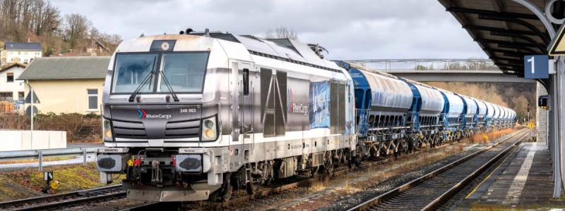 RheinCargo transporterar kalk med Vectron-lok till thyssenkrupp Steels anläggning i Duisburg-Nord. Foto: RheinCargo.