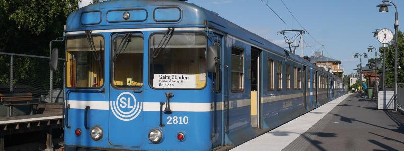 Ett tåg på Saltsjöbanans linje 25 från Stockholm-Henriksdal har anlänt till Saltsjöbaden station. Foto: Metrophil/Wikimedia Commons/https://commons.wikimedia.org/wiki/File:Saltsj%C3%B6banan_at_Saltsj%C3%B6baden_station.jpg