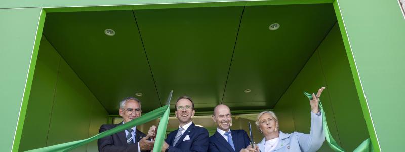 Vosslohs nya växelfabrik på Sannahed invigdes Roberto Maiorana, generaldirektör Trafikverket, Andreas Carlson, infrastruktur- och bostadsminister, Oliver Schuster, vd Vossloh och Camilla Helgesson, Sverigechef Vossloh. FOTO: Vossloh/Kasper Dudzik