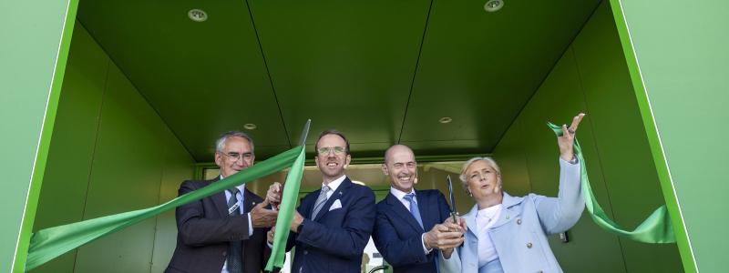 Vosslohs nya växelfabrik på Sannahed invigdes Roberto Maiorana, generaldirektör Trafikverket, Andreas Carlson, infrastruktur- och bostadsminister, Oliver Schuster, vd Vossloh och Camilla Helgesson, Sverigechef Vossloh. FOTO: Vossloh/Kasper Dudzik