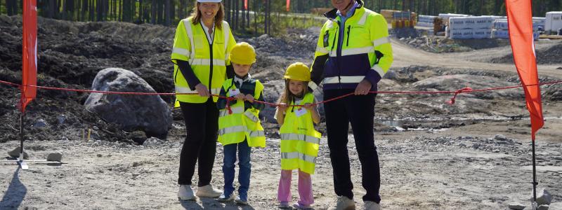 Vid byggstartseventet i Sävar knöt Trafikverkets generaldirektör Roberto Maiorana och regionaldirektör Helena Eriksson samman band tillsammans med framtidens resenärer.  Foto: Trafikverket