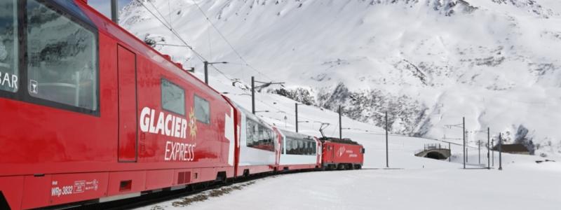 Tåg på väg till skidorten.Tåg är det viktigaste transportmedlet inom Schweiz och med grannländerna. Schweiziska edsförbundets nationella järnvägsbolag heter Swiss Federal Railways, förkortat SBB/CFF/FFS (tyskt/franskt/italienskt). Foto: SBB