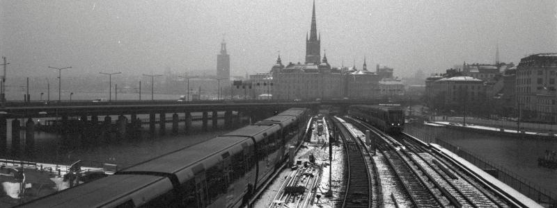 Hjul på tunnelbanetåg kan ha gummilager mellan hjulens utsida och navet för att reducera buller. De hjul som å andra sidan används på höghastighetståg har höga krav på exakta hjuldimensioner, eftersom det har en direkt inverkan på passagerarnas komfort. Foto: scott evans/unsplash