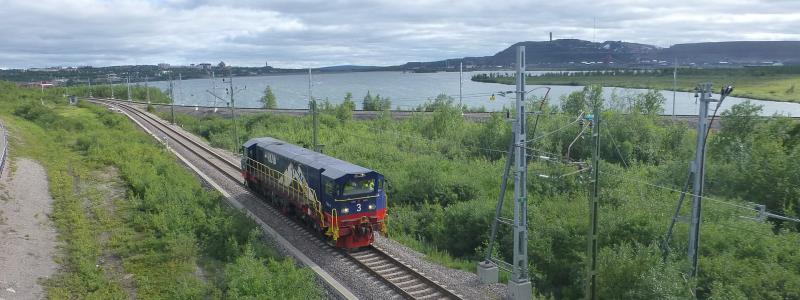Diesellok på Malmbanan vid spårtriangeln Peuravaara driftplats nära Kiruna. I bakgrunden syns sjön Luossajärvi. Foto: Leif Jørgensen/Wikimedia Commons/https://commons.wikimedia.org/wiki/File:Peuravaara_driftplats_05.JPG