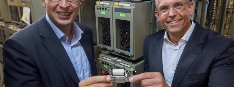 Från vänster till höger: Guido Rumpel, chef för Rail Infrastructure Tyskland på Siemens Mobility, och Michael Feller, vd för Ruhrbahn, ses i en av de fem reläställverk som ska moderniseras. Bildkälla: Ruhrbahn Press