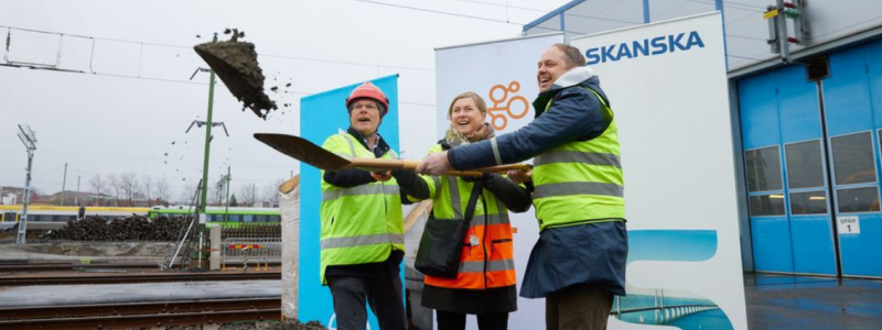 Första spadtaget på Sävenäs depå. Från vänster: Per-Anders Ericsson, regionchef Skanska Sverige, Kerstin Gillsbro, vd på Jernhusen och Peter Hermansson, (M), styrelseordförande för Västtrafik. Foto: August Sandberg