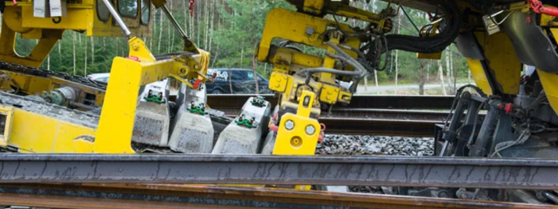 Trafikverket byter spår men hjälp av spårläggningståg. Foto: Trafikverket