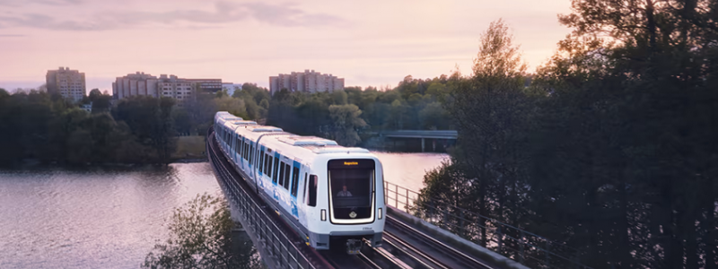 Fyra av fem reser med kollektivtrafiken. Foto: SL