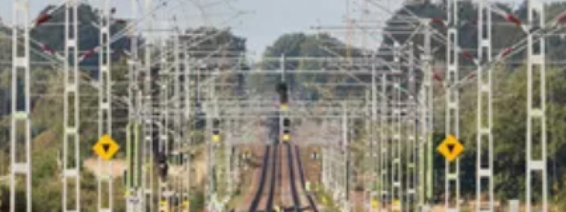 Kontaktledningarna mellan Hässleholm och Älmhult är slitna och kommer att bytas ut. Foto: Trafikverket