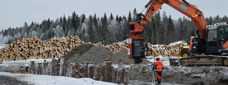 Träpålarna skapar en stabil grund för järnvägen. Foto: Trafikverket